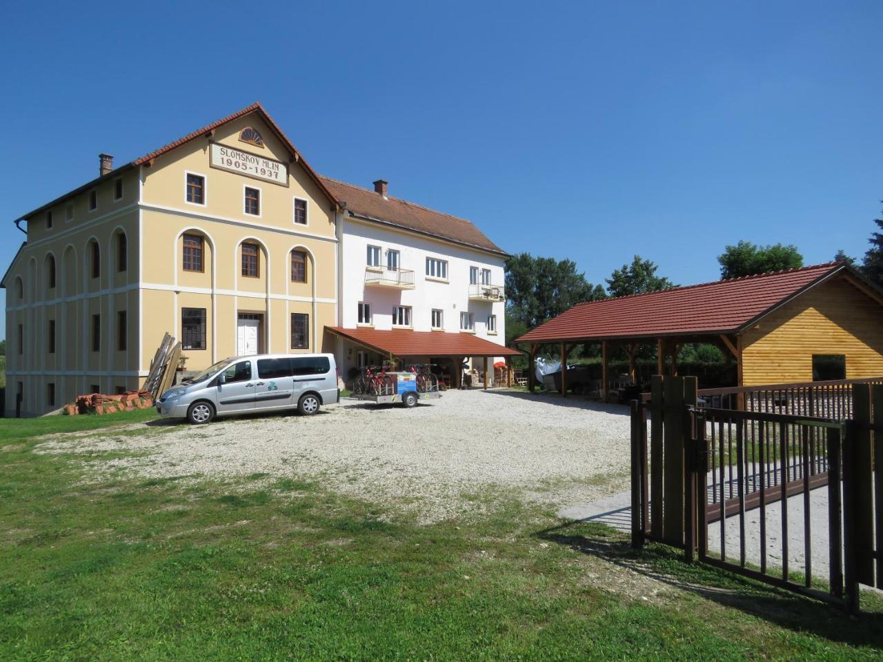 Mill House Apartment And Camping 柳托梅尔 外观 照片